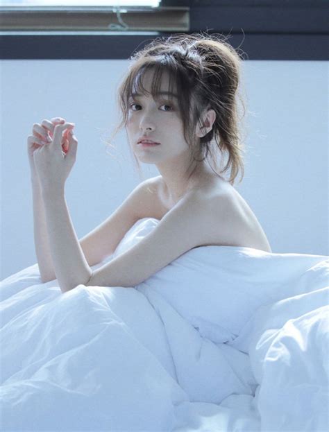 翟晓川今天参加阅兵仪式戴北京青年榜样奖章和首钢劳动模范奖章